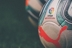 巴塞罗那登贝莱制胜，西甲焦点战1-0击败马竞，红牌风波影响战局